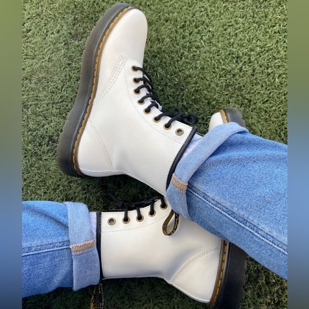 White Doc Martens size 7 in woman’s